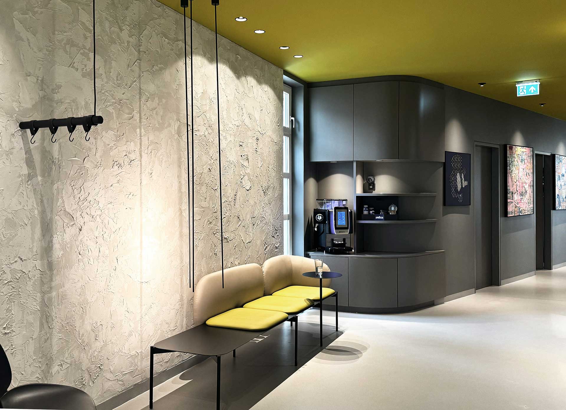 Wartezimmer der Chirurgie Hernals geplant von Architekt GRAF, großzügige Wartearea mit Wohlfühlatmosphäre.